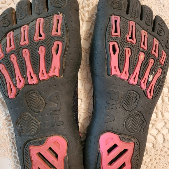 Woman's used Skele-toes river shoes size 7 Fila brand pink and black. - Picture 4 of 5